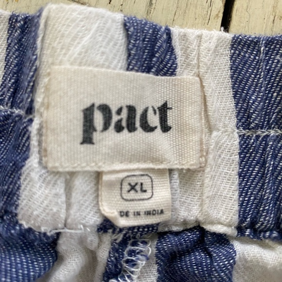 Pact white shorts with blue stripes size XL - Picture 2 of 3